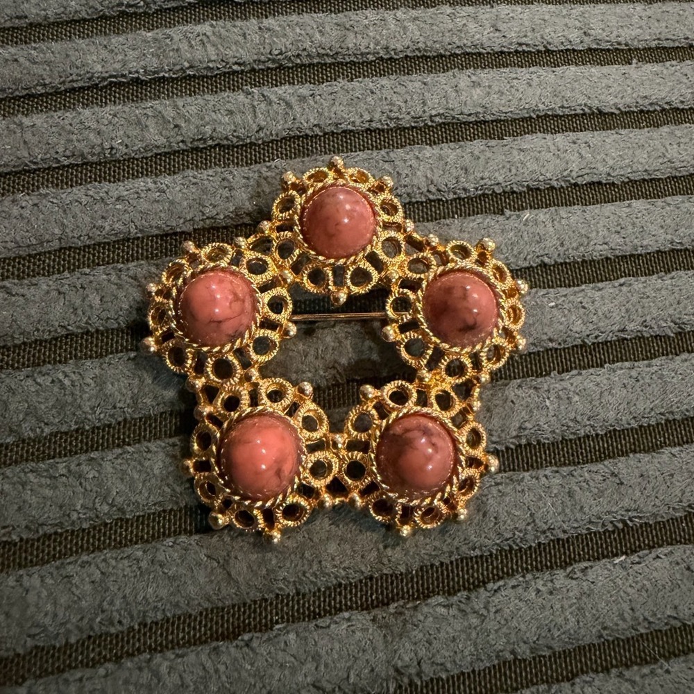 Vintage Sarah Coventry Gold Tone Pink Faux Coral Star Wreath Brooch‎ Pin Signed